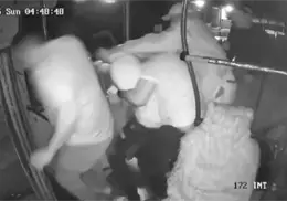 VIDEO | No se dejaron: pasajeros de camión someten y golpean brutalmente a asaltante