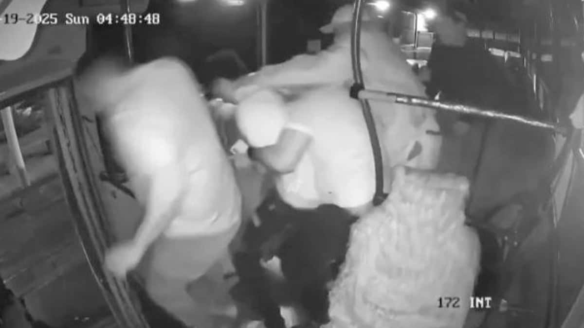 VIDEO | No se dejaron: pasajeros de camión someten y golpean brutalmente a asaltante