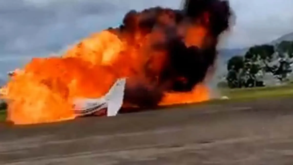 VIDEO | Instante exacto cuando un avión se estrella durante el despegue; el saldo, 2 muertos