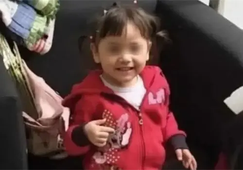 Abandonan a Emili, niña de 3 años a quien los policías encontraron llorando Abandonan a Emili, niña de 3 años a quien los policías encontraron llorando