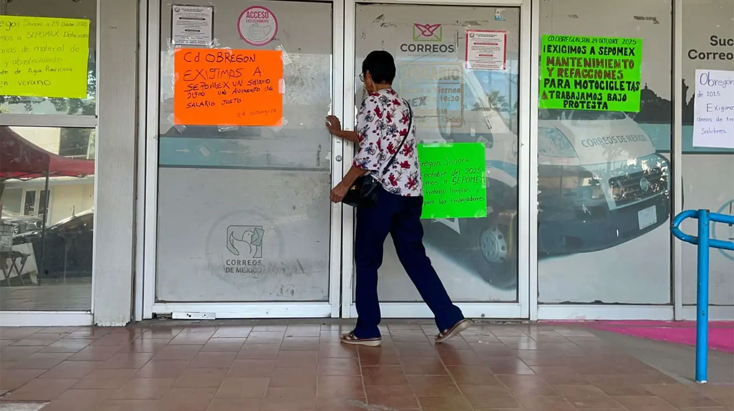 Los trabajadores de Correos de México pusieron letreros por fuera de las oficinas para exigir condiciones dignas
