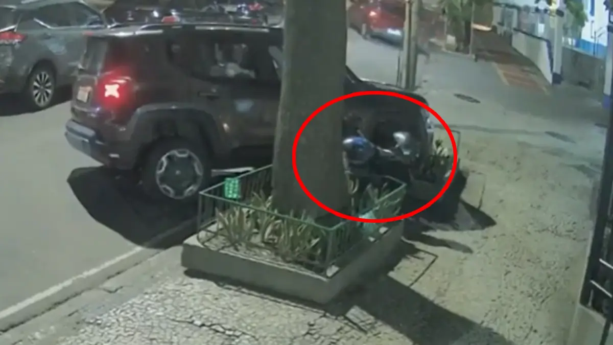 VIDEO | Intentaron asaltar a conductor y terminaron debajo de la camioneta; ahí los arrestaron
