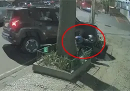VIDEO | Intentaron asaltar a conductor y terminaron debajo de la camioneta; ahí los arrestaron