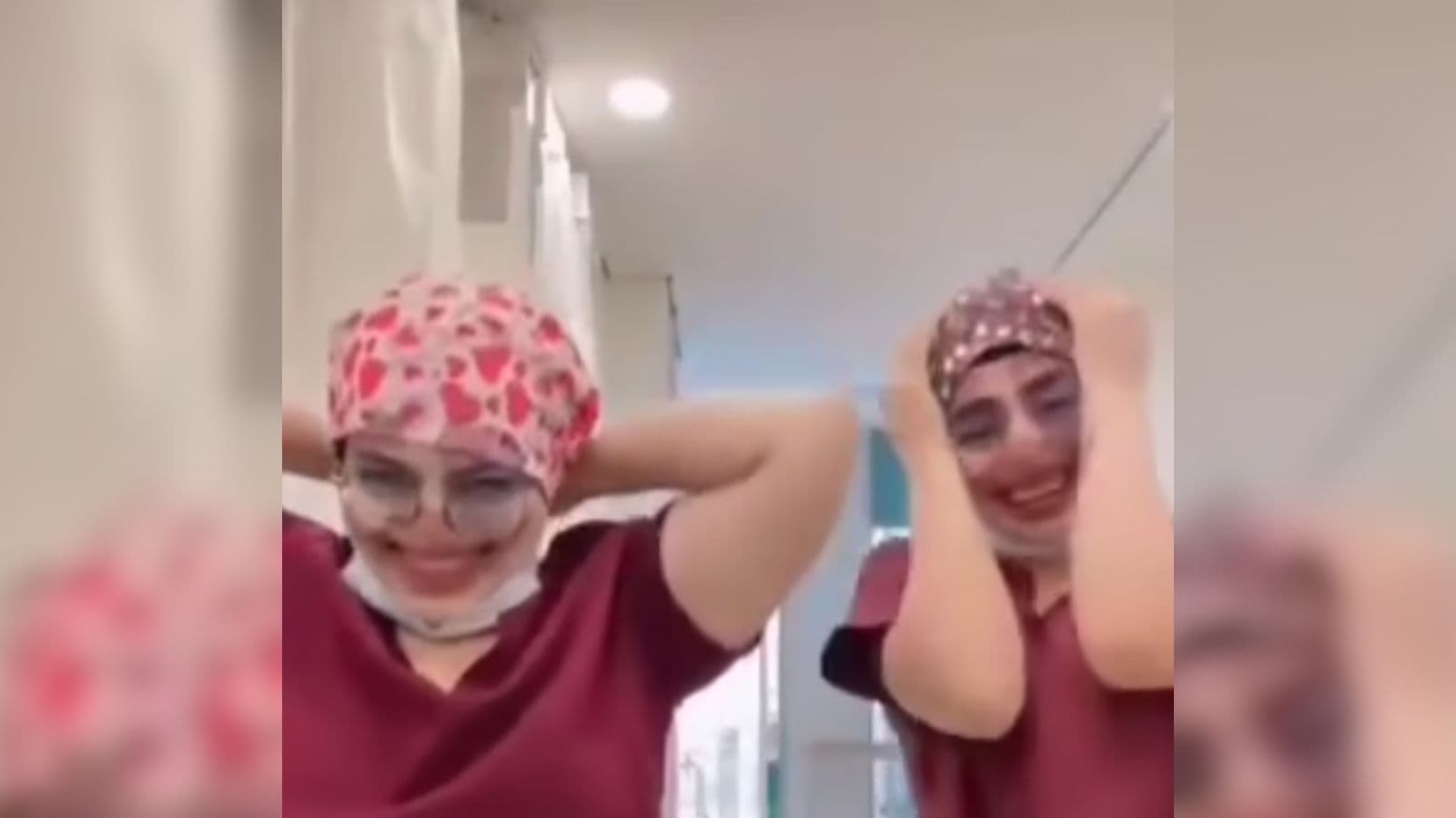 VIDEO | Doctoras del IMSS se burlan de una mujer en parto y causan furia en redes sociales