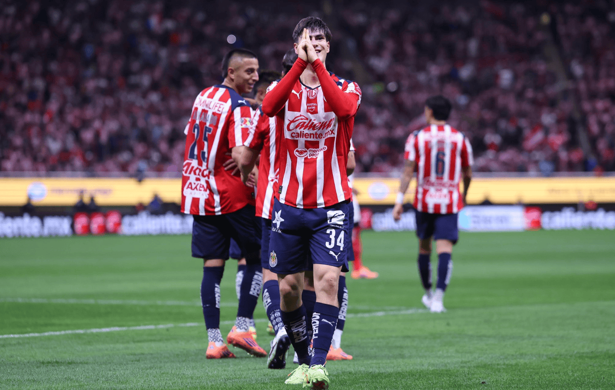 Hat-trick histórico de La Hormiga González: Chivas humilla 4-1 al Atlas