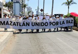 Marchan en zonta turística de Mazatlán por la paz y los desaparecidos Marchan en zonta turística de Mazatlán por la paz y los desaparecidos