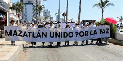 Marchan en zonta turística de Mazatlán por la paz y los desaparecidos Marchan en zonta turística de Mazatlán por la paz y los desaparecidos