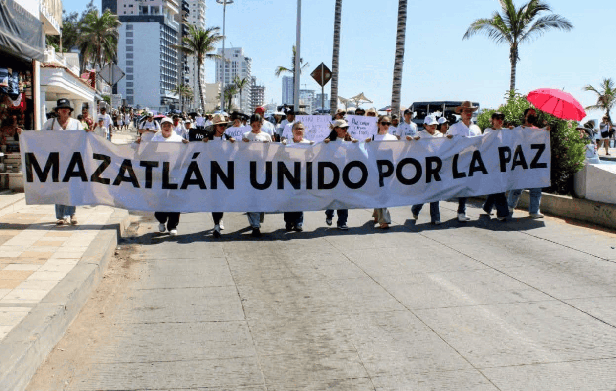 Marchan en zonta turística de Mazatlán por la paz y los desaparecidos