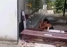 VIDEO | De terror: Mujer saca de su tumba el cadáver de un joven; entre llantos le cambia la ropa VIDEO | De terror: Mujer saca de su tumba el cadáver de un joven; entre llantos le cambia la ropa