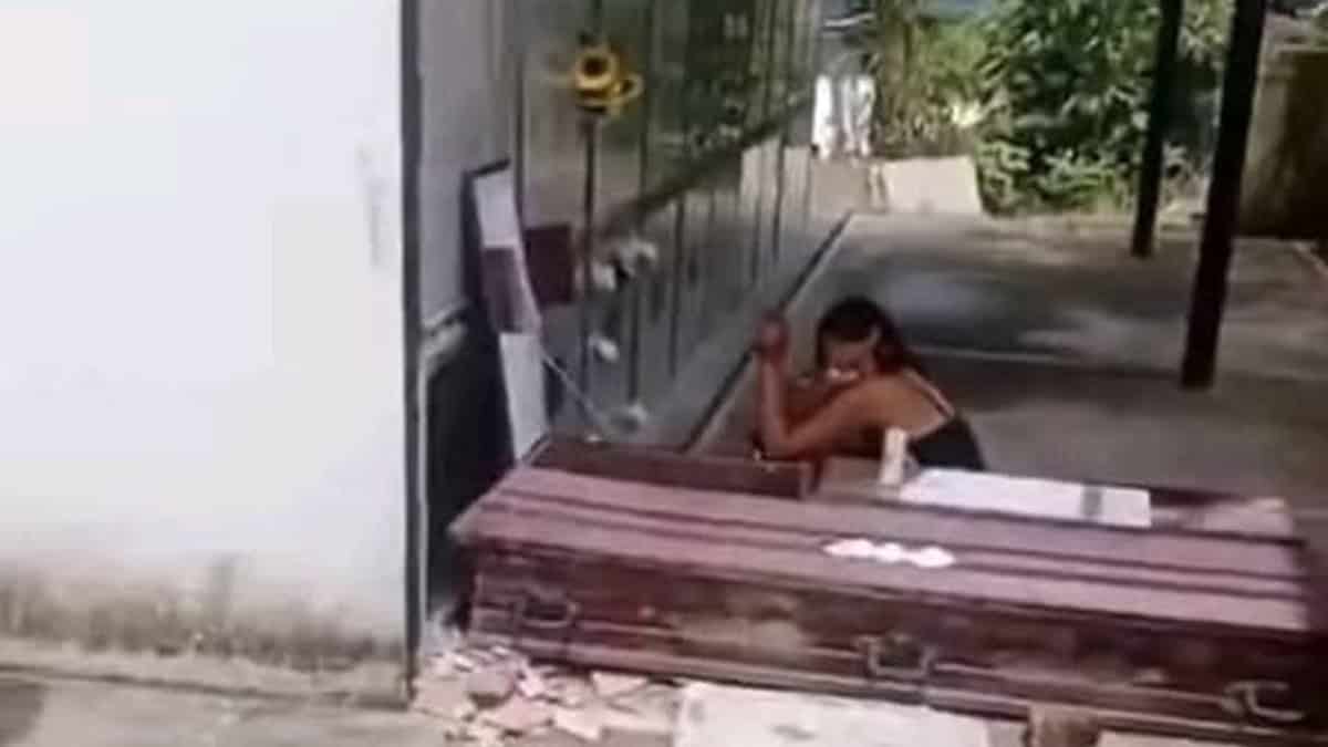 VIDEO | De terror: Mujer saca de su tumba el cadáver de un joven; entre llantos le cambia la ropa