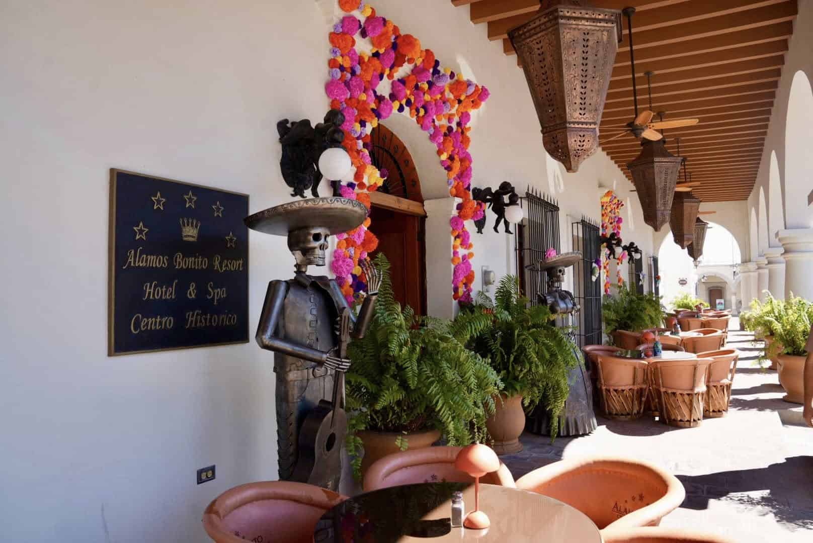 Casas y comercios también participan rumbo al Festival de la Calaca en Álamos