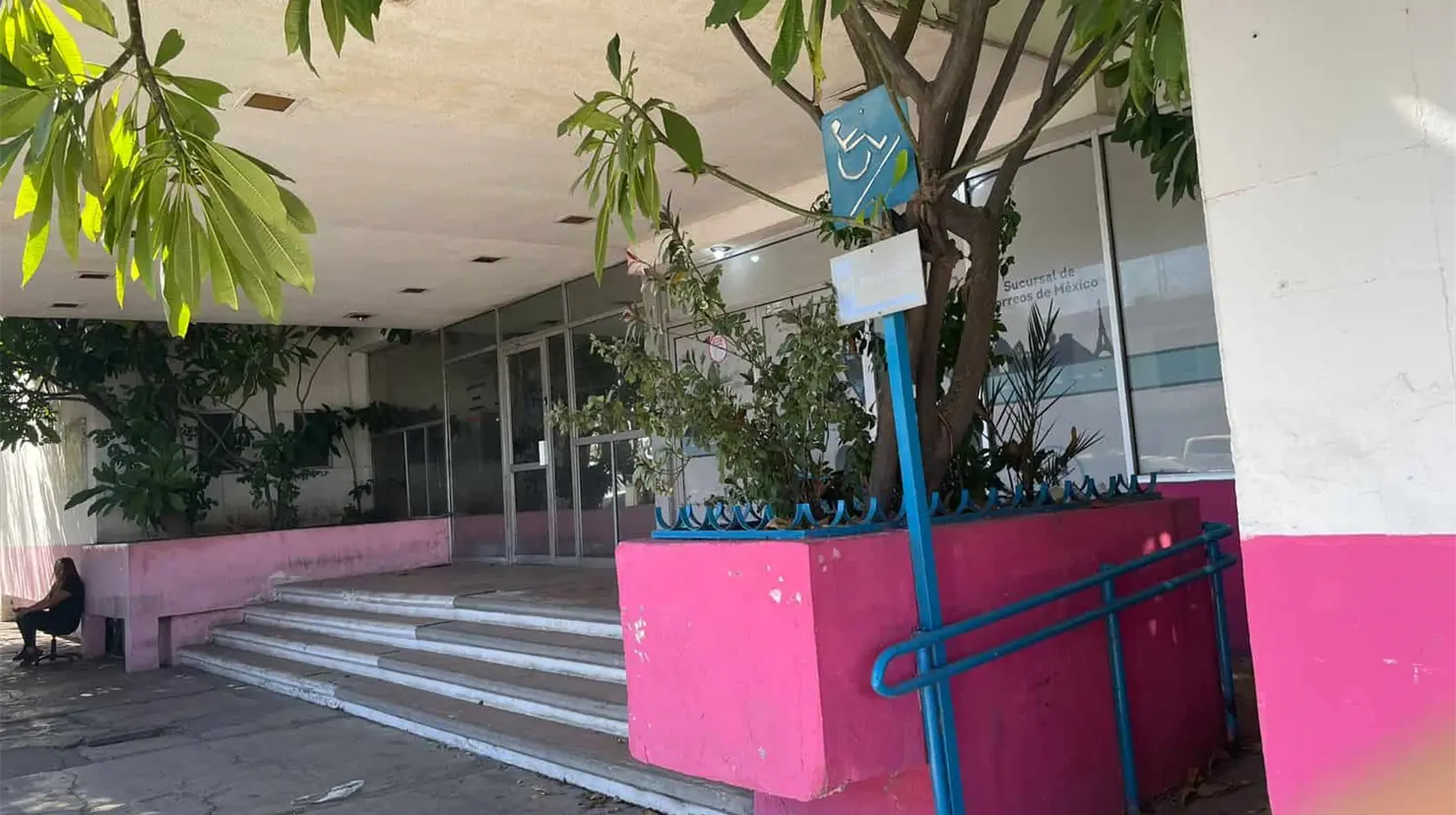 Los trabajadores denunciaron que los carteles fueron retirados y que el edificio se encuentra en malas condiciones