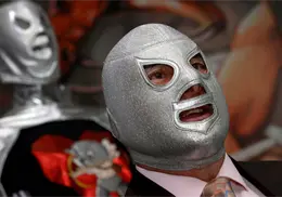 Hijo del Santo anuncia que ahora sí se retira de la lucha libre profesional con su máscara bien puesta Hijo del Santo anuncia que ahora sí se retira de la lucha libre profesional con su máscara bien puesta