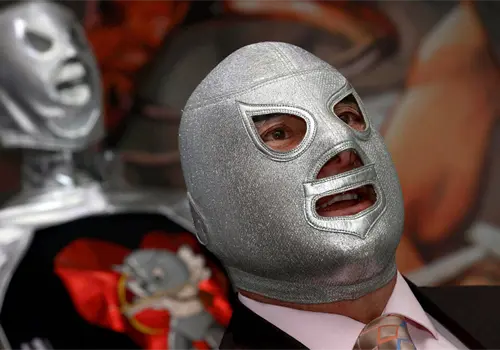Hijo del Santo anuncia que ahora sí se retira de la lucha libre profesional con su máscara bien puesta Hijo del Santo anuncia que ahora sí se retira de la lucha libre profesional con su máscara bien puesta