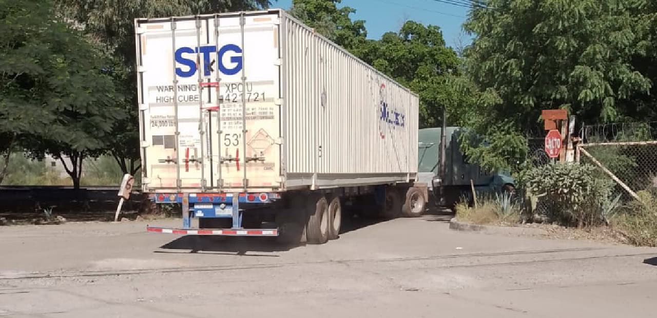 Cerrarían vecinos calles por tránsito de tráileres