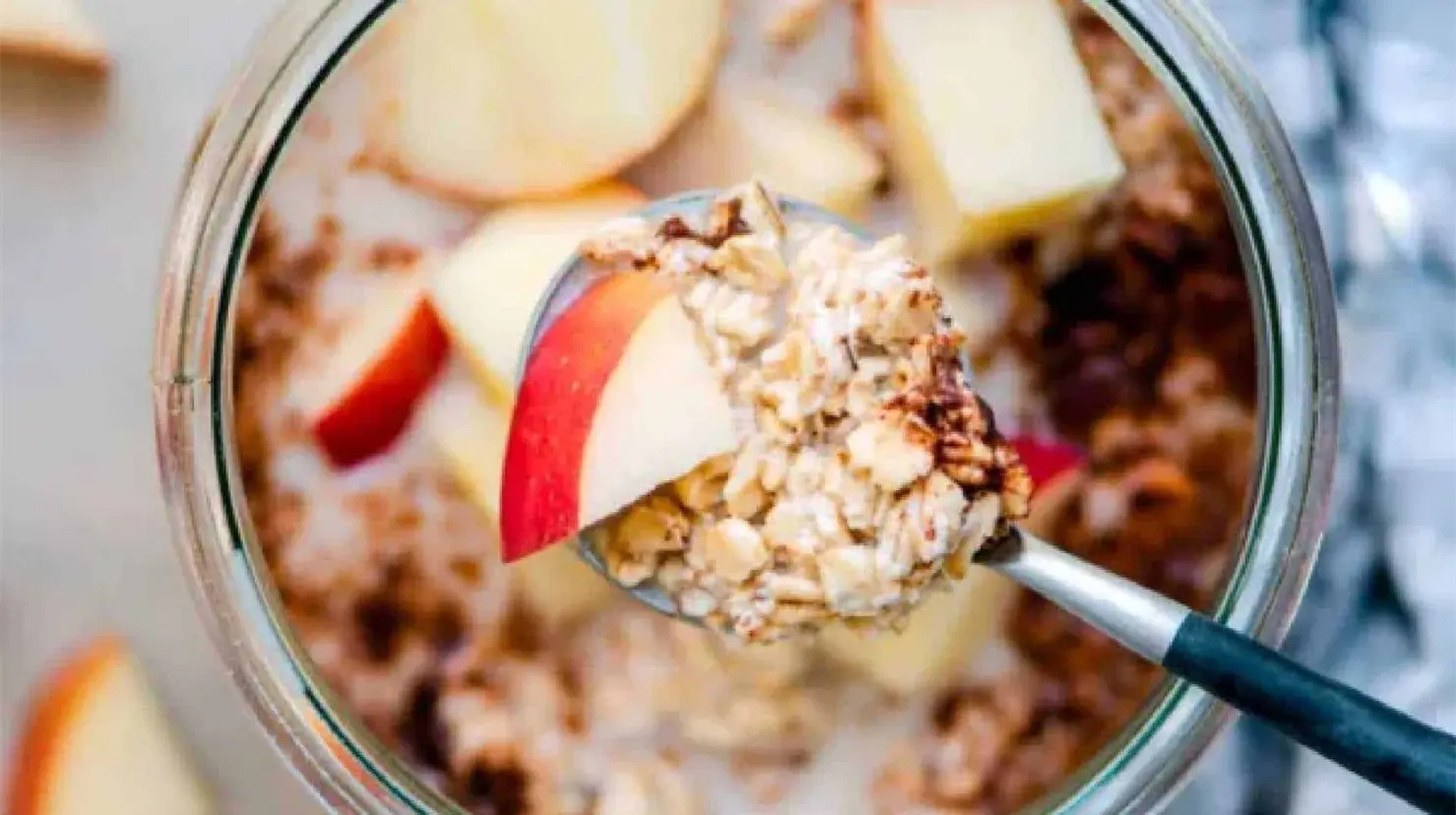 Avena nocturna alta en proteínas: El desayuno de campeones listo en 5 minutos