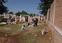 Encuentran panales de abejas en panteones de Etchojoa durante limpieza por Día de Muertos Encuentran panales de abejas en panteones de Etchojoa durante limpieza por Día de Muertos