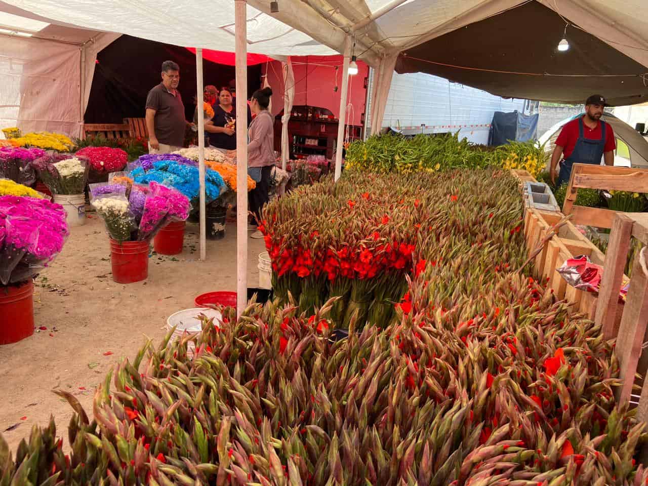 El Mercado de Abastos de Navojoa se llena de color con la flor del Día de Muertos