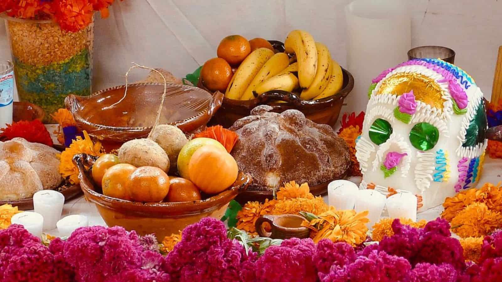 ¿Qué se debe hacer con la comida de la ofrenda de Día de Muertos? Esto es lo que dice la tradición