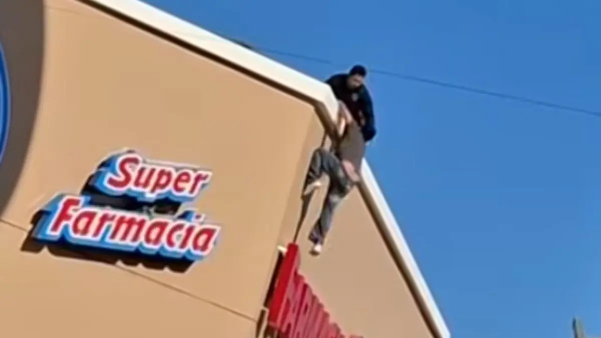 Captan momento exacto en el que impidieron que un hombre se tirara de una farmacia