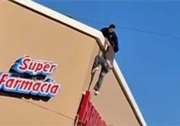 VIDEO | Captan momento exacto en el que impidieron que un hombre se tirara de una farmacia en Ciudad Obregón VIDEO | Captan momento exacto en el que impidieron que un hombre se tirara de una farmacia en Ciudad Obregón