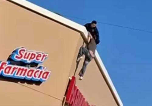 VIDEO | Captan momento exacto en el que impidieron que un hombre se tirara de una farmacia en Ciudad Obregón