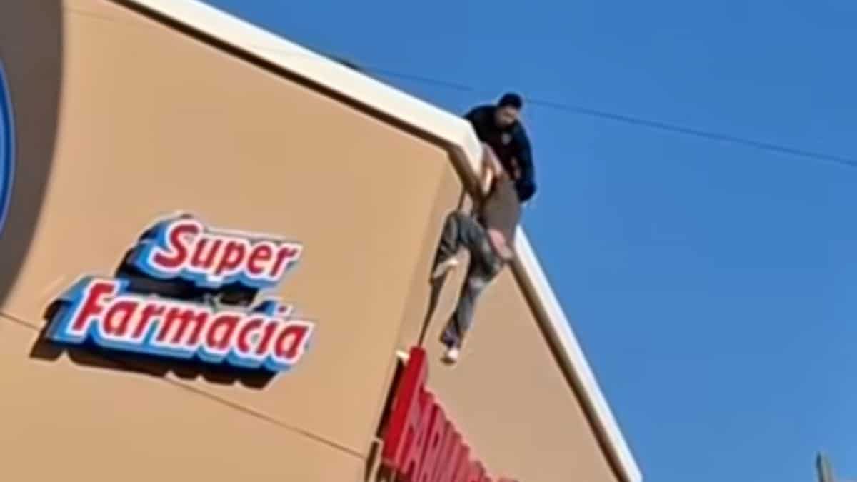 VIDEO | Captan momento exacto en el que impidieron que un hombre se tirara de una farmacia en Ciudad Obregón