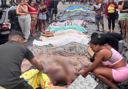 VIDEO | IMÁGENES FUERTES: Colocan en la calle a los muertos en el operativo policial en Río para su identificación