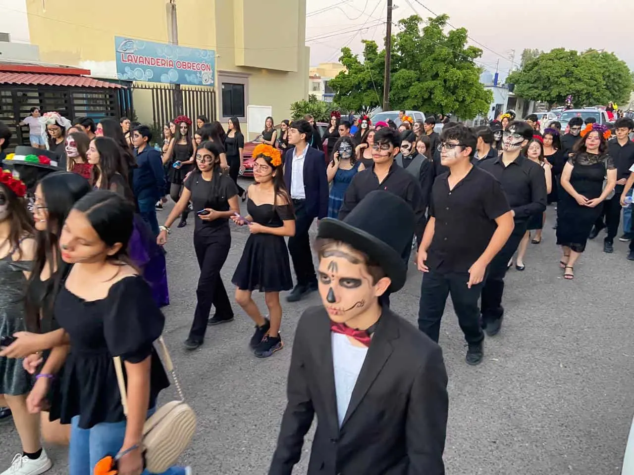 Catrinas y catrines desfilan por las calles de Navojoa