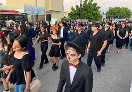 Catrinas y catrines desfilan por las calles de Navojoa Catrinas y catrines desfilan por las calles de Navojoa