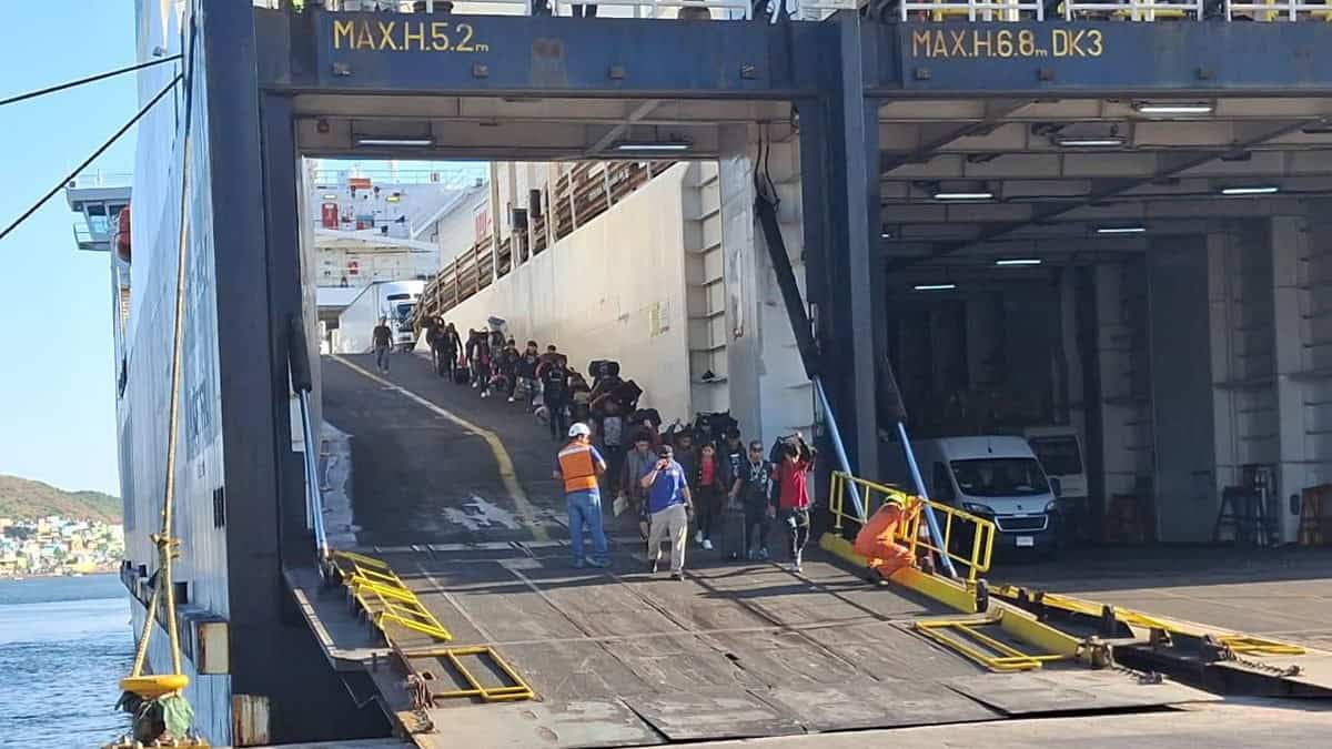 Llegan a Topolobampo los menores que fueron rescatados de altamar en Sinaloa