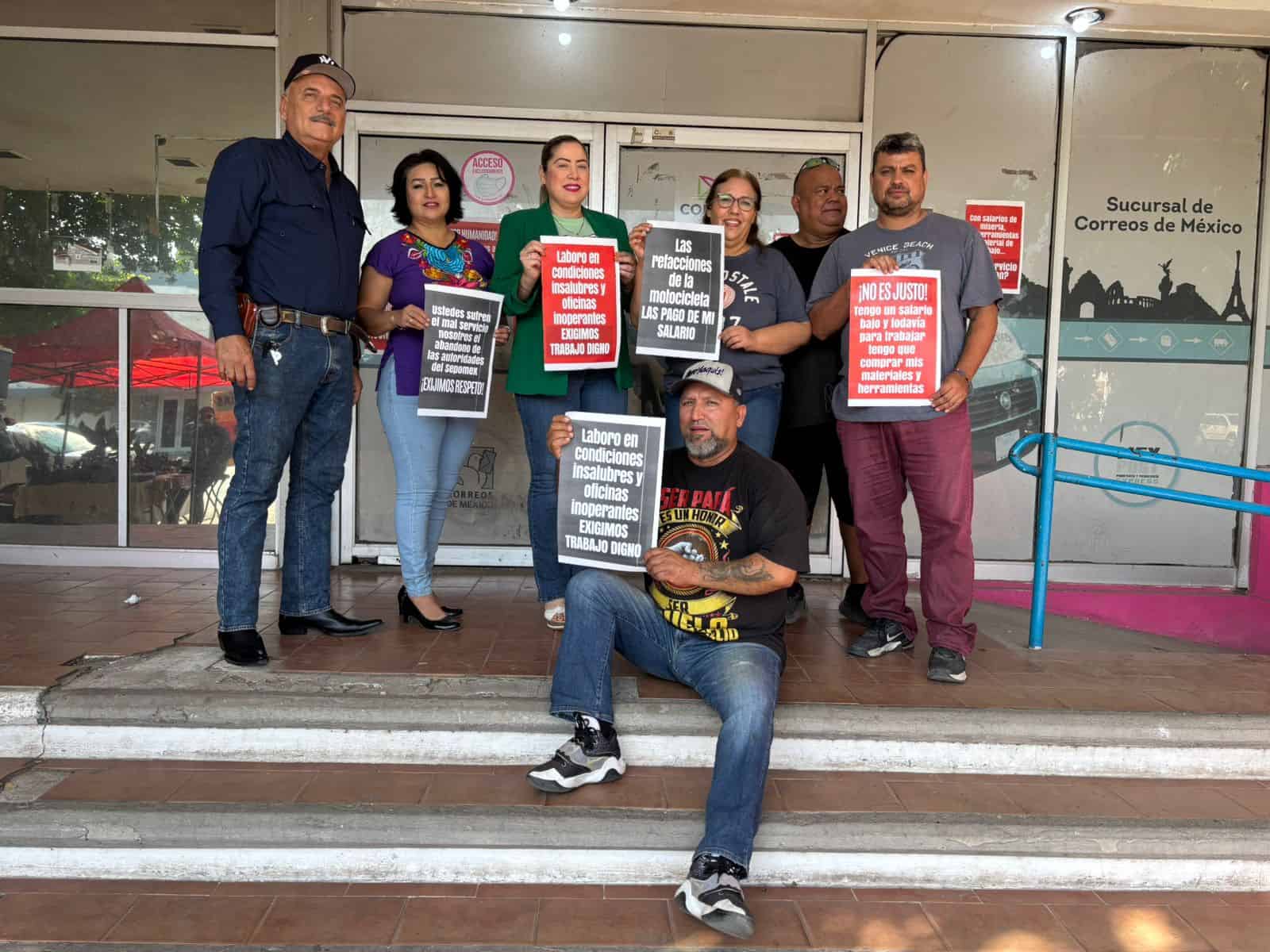 Trabajadores postales se manifiestan en Obregón