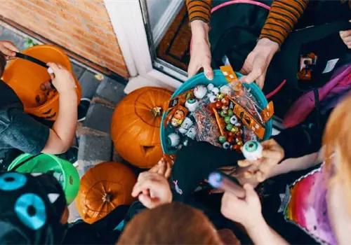 ¿Cuáles son los mejores dulces y menos dañinos para los dientes de los niños en Halloween?