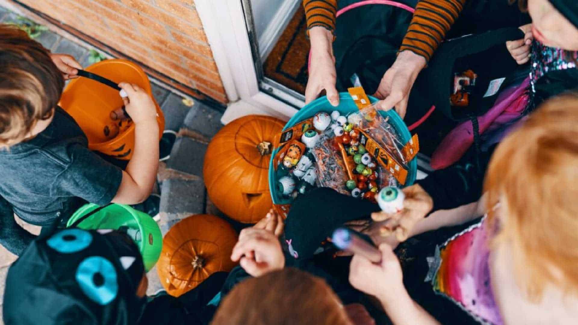 ¿Cuáles son los mejores dulces y menos dañinos para los dientes de los niños en Halloween?