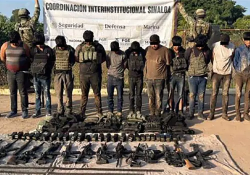 Detención de 13 individuos armados en Sinaloa tras persecución