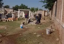Encuentran panales de abejas en panteones de Etchojoa durante limpieza por Día de Muertos Encuentran panales de abejas en panteones de Etchojoa durante limpieza por Día de Muertos