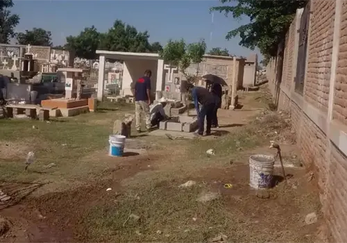 Encuentran panales de abejas en panteones de Etchojoa durante limpieza por Día de Muertos