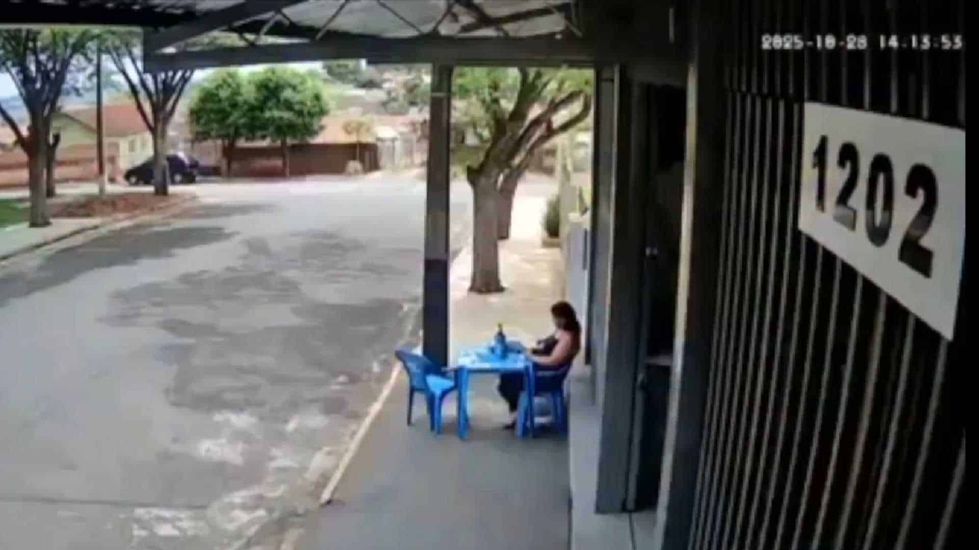 VIDEO | Mujer muere atropellada por su esposo afuera de un bar en Paraná