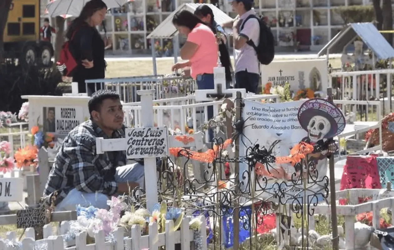 Entre flores y recuerdos muchas personas encuentran consuelo.