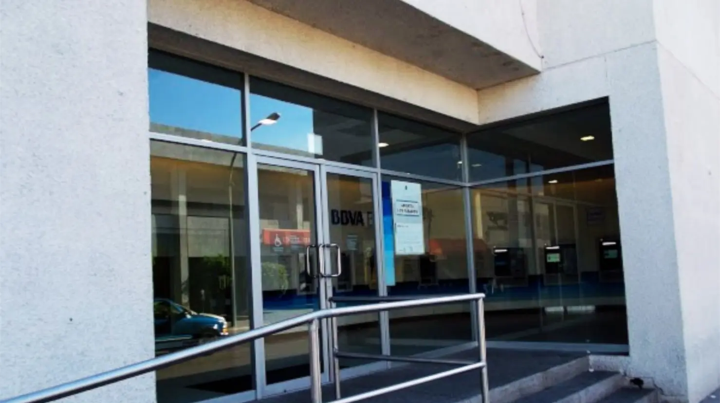 Cajera evita secuestro al activar botón de pánico en banco del centro de Hermosillo