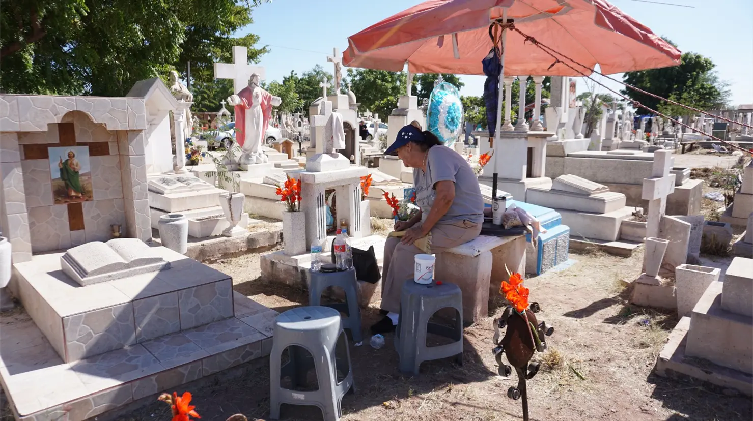 Visitan panteones de Cajeme por Día de  todos los Santos