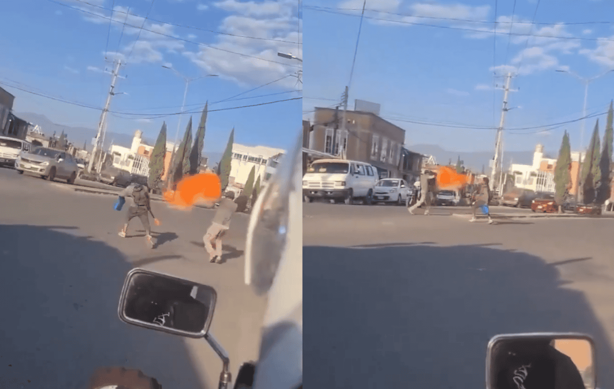 VIDEO| Limpiaparabrisas se enfrenta a tragafuegos; disputaban un semáforo