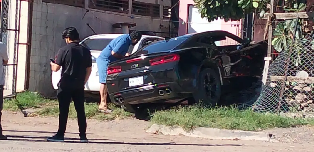 Cajeme: auto se impacta contra vivienda en la colonia Morelos; vecinos insisten en que se instalen topes