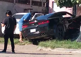 Cajeme: auto se impacta contra vivienda en la colonia Morelos; vecinos insisten en que se instalen topes