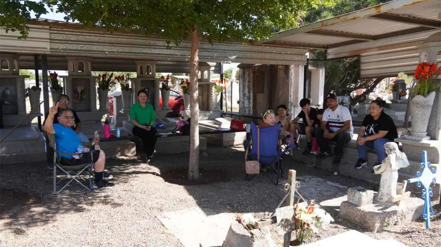 Cajemenses hacen compañía a sus fieles difuntos en panteones