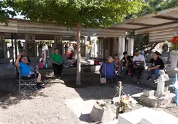 Cajemenses hacen compañía a sus fieles difuntos en panteones