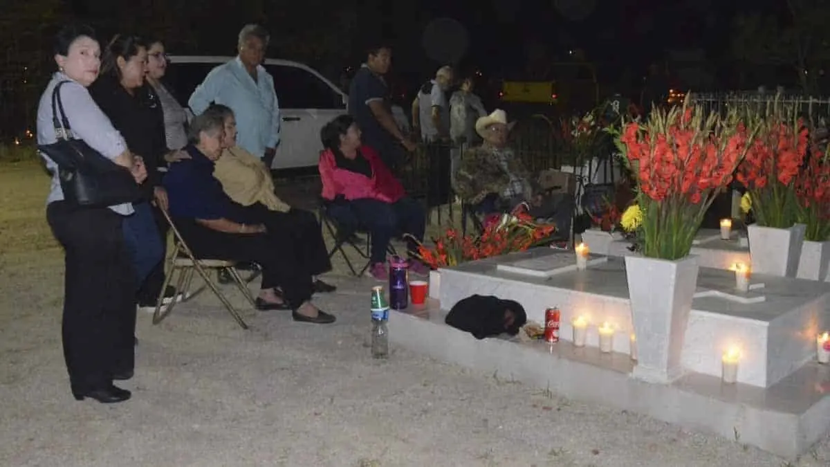 Miles acuden a los panteones