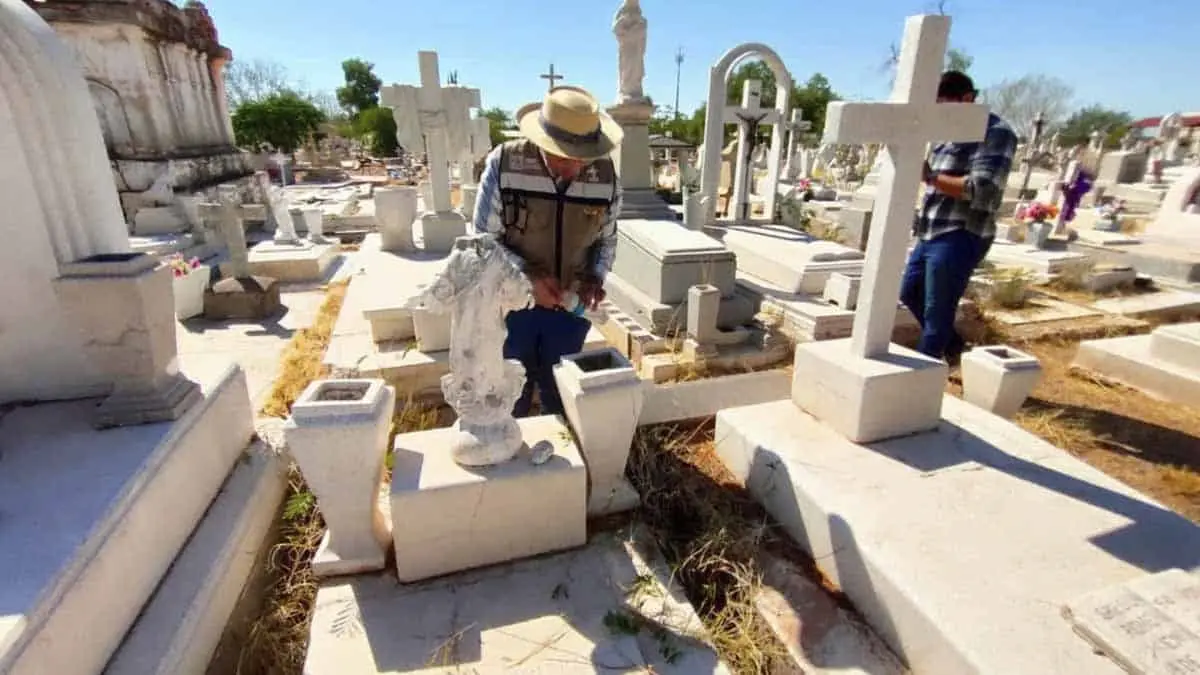 Piden evitar flores naturales en panteones