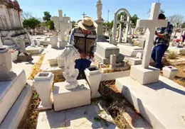 Piden evitar flores naturales en panteones