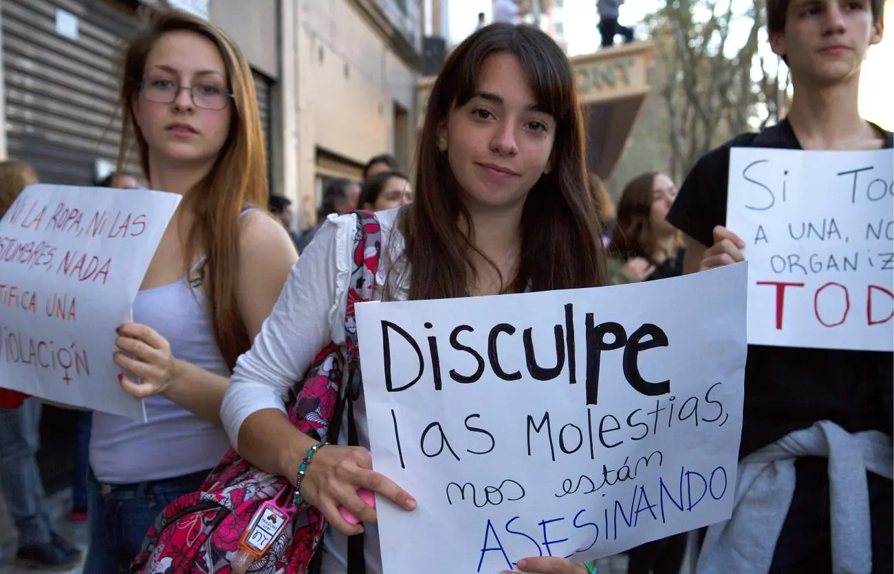 El 25 de noviembre de 2021, en Guaymas se tuvo lugar un feminicidio que ha sido considerado como emblemático al surgir durante una manifestación feminista frente al palacio municipal, por lo que contar con un dicho centro atiende el reclamo feminista del puerto